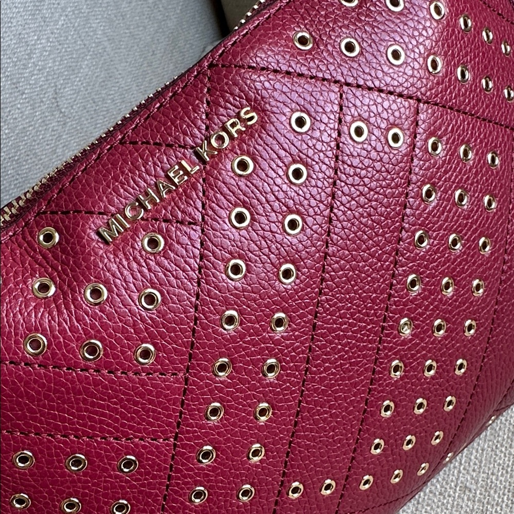 🚩NWOT🚩 Beautiful Michael Kors Burgundy Pebble Leather Studded Wristlet - Picture 3 of 13